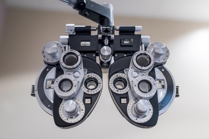 Eye test device