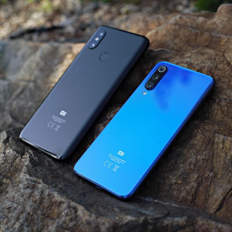 Black Xiaomi Mi A2 next to blue Xiaomi Mi A2 Lite 