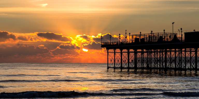 Paignton Devon - 1 night stay Queens hotel with cooked breakfast for 2 people + 3 course dinner = £99 (2 nights £149) @ Travelzoo