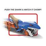 Hot Wheels Shark Chomp Transporter with One 1:64 Scale Car, Shark Bite Hauler Picks Up Cars in Its Jaws & Stores Up to Five in its Belly