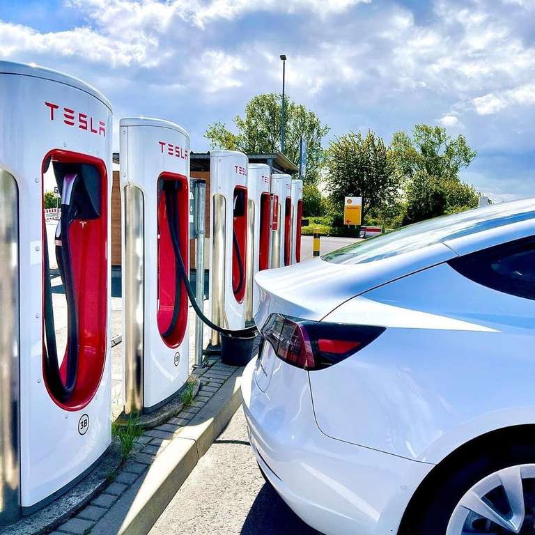 Tesla offers free charging at all Superchargers until 11pm (includes locations open to all EVs)