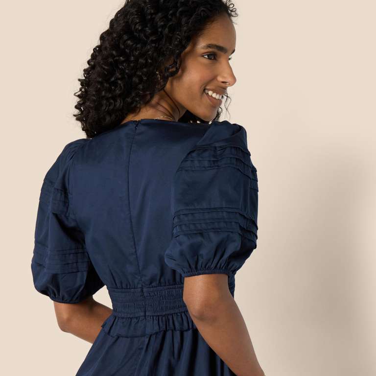 amazon navy blue dress Essentials Women's Fit and Flare Cotton Sateen Puff Sleeve Midi L £13.50 at Amazon colorfamily: brass Head Over Sneakers