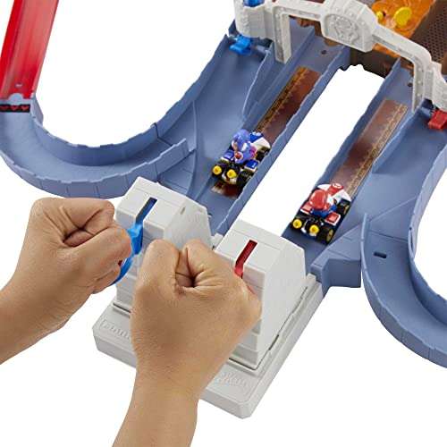 Hot Wheels Mario Kart Bowser’s Castle Chaos Modular Track with Side by Side Racing Lap Flags and Bowser Figure