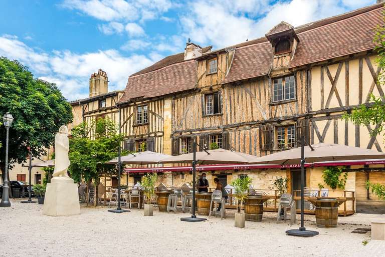 Direct Roundtrip Flight from Nottingham to Bergerac (France), 20 to 27 September via Ryanair