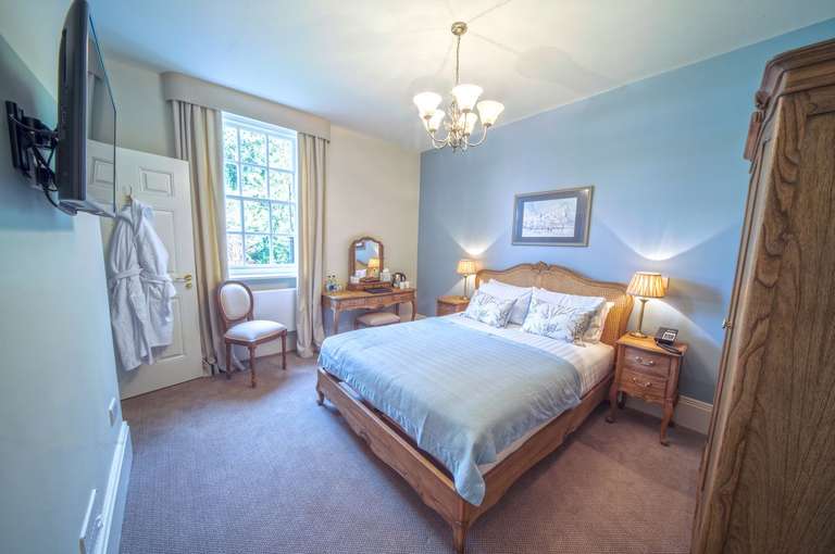 Catthorpe Manor (Rugby) - 2 nights for 2 adults with daily breakfast + 3 course dinner 1st night + a bottle of prosecco = £159 @ Travelzoo