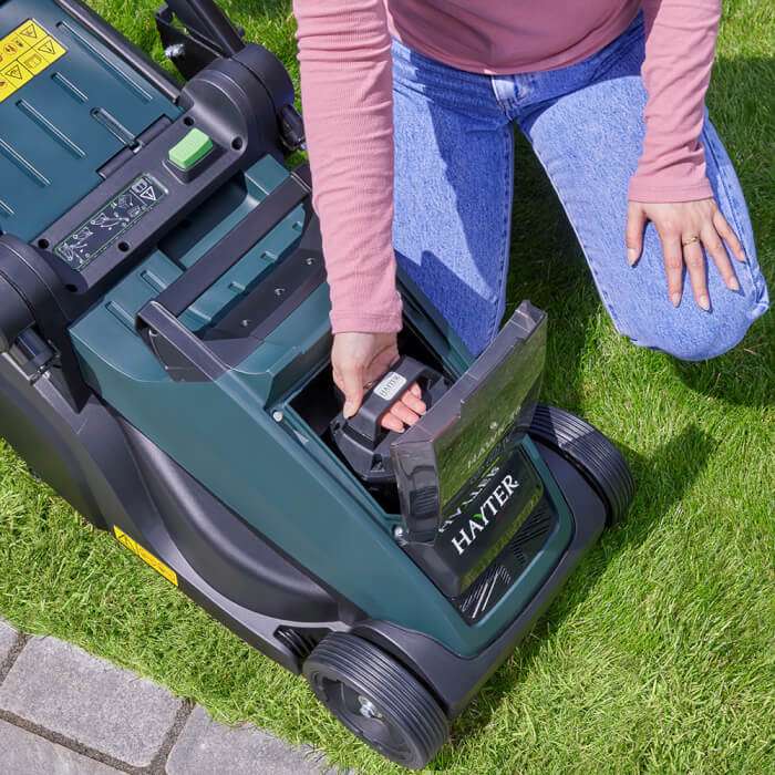 Hayter Hawk 43 Cordless Push Lawnmower (554A) + free 4Ah Battery & Charger