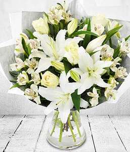 eFlorist Discounted Seasonal Bouquets - £5 to £15 off a selection of Christmas bouquets (+£5.50 del)