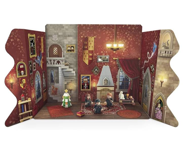 LEGO® Harry Potter™: Magical Year at Hogwarts (with 70 LEGO bricks, 3  minifigures, fold-out play scene and fun fact book) : LEGO®, Buster Books:  : Livres